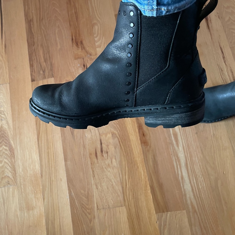 7.5 Sorel Black Chelsea Boots with Elastic Panels.